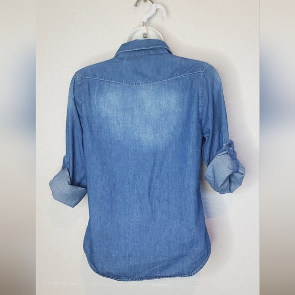 💚5/$25 Chambray Denim Distressed Button-Up Shirt Roll Tab Sleeve Size Small - Picture 6 of 7